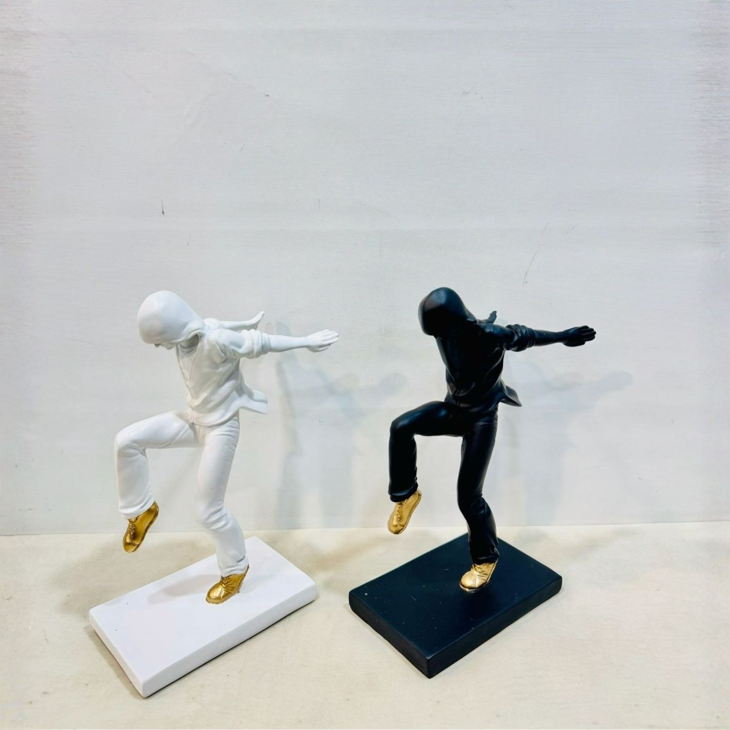 Hand Dance Showpiece Figurine – Modern Artistic Sculpture | Multicolor Variants