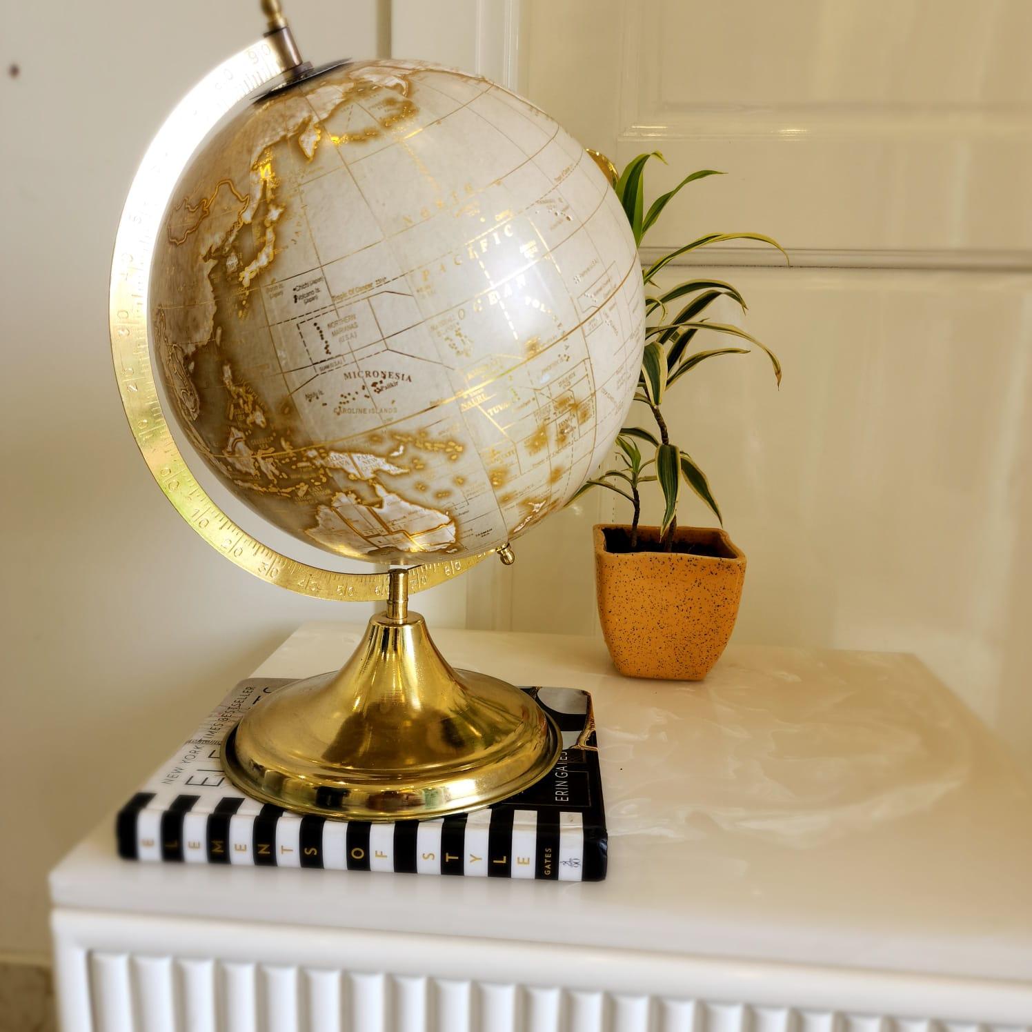 Zaire Laminated White Globe