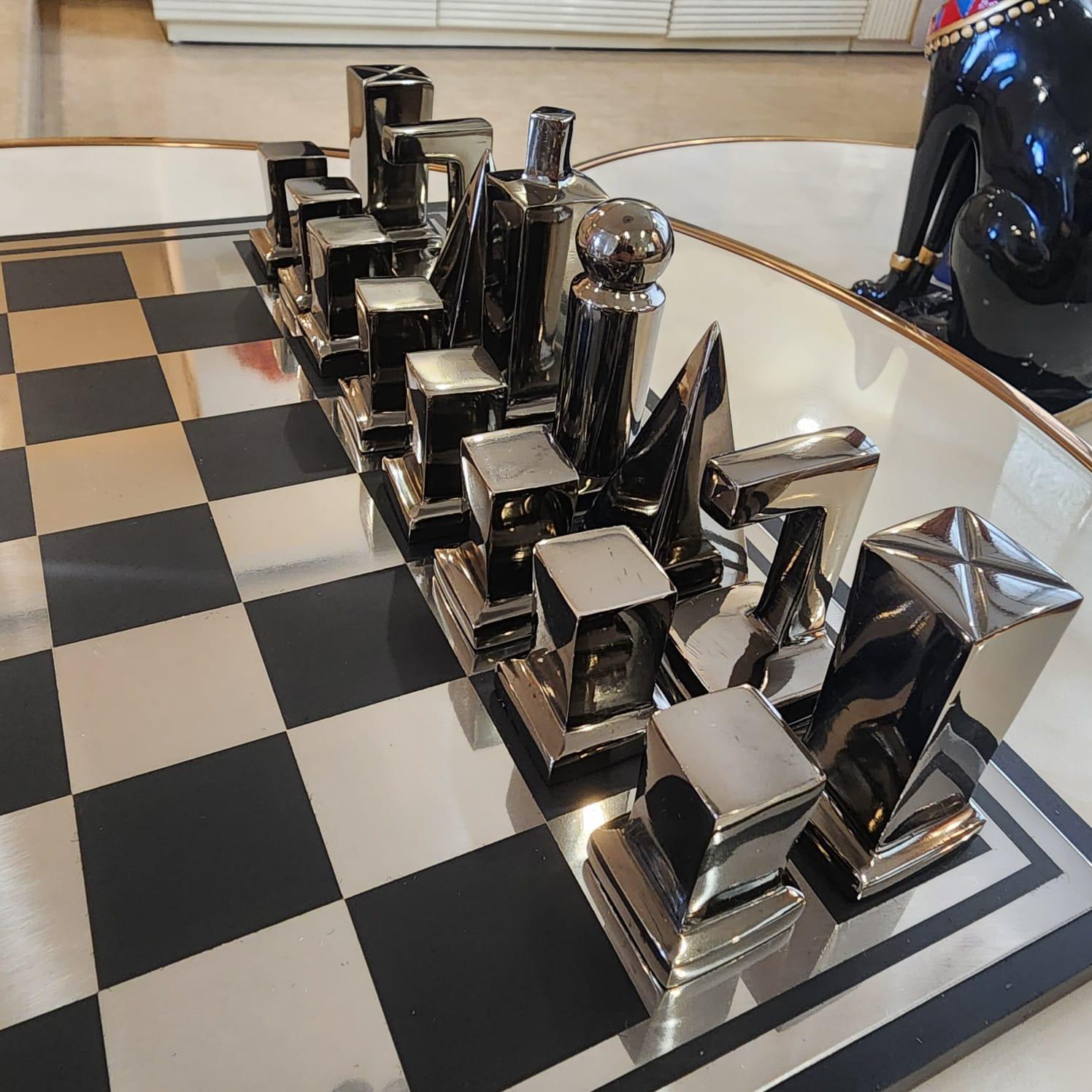 MARVELLOUS SKYLINE METAL CHESS