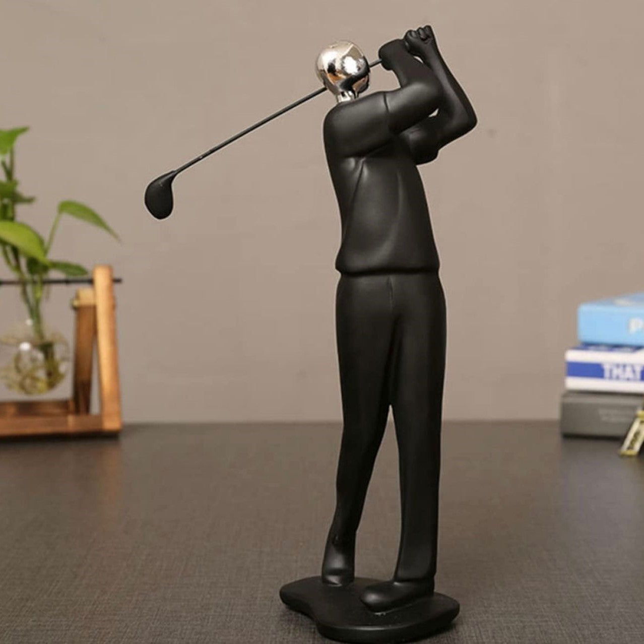 SPORTS FIGURINE - GOLF PLAYER