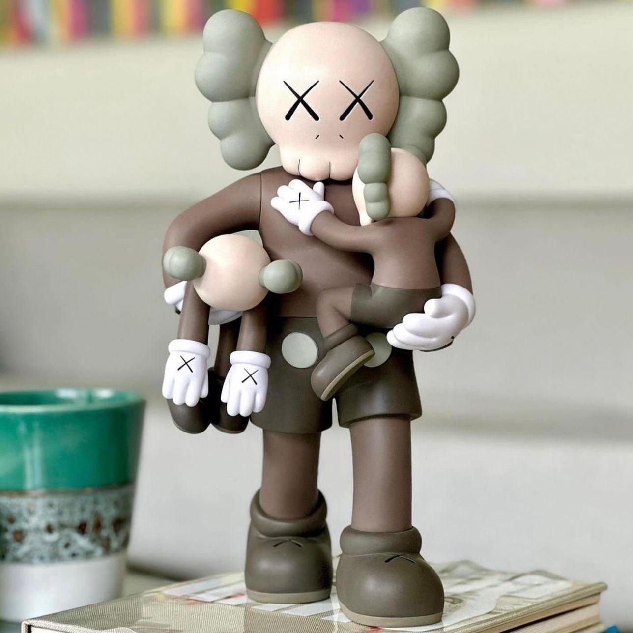 MR KAWS FAMILY ON SHORT ERRAND