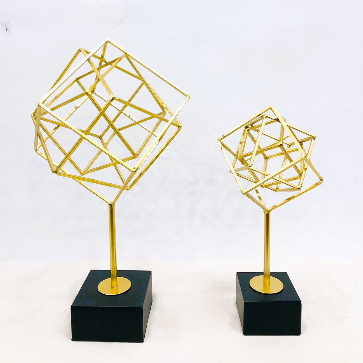 MESH OF CUBES - METAL TABLE DECOR