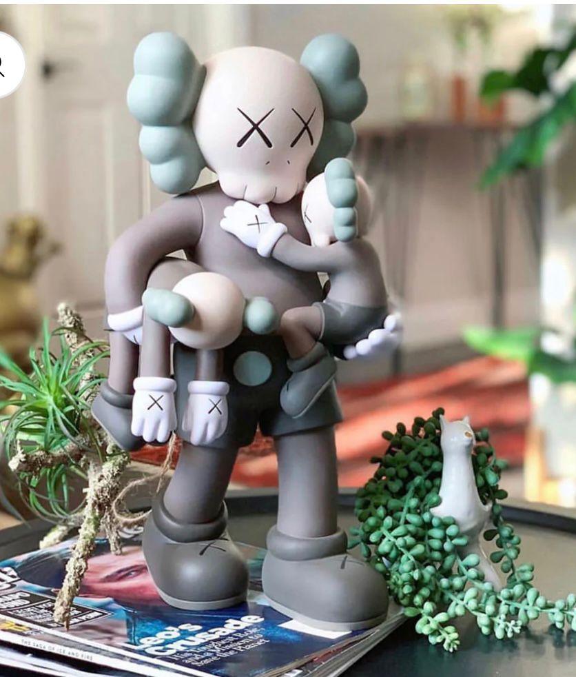 MR KAWS FAMILY ON SHORT ERRAND – VIIVAZ
