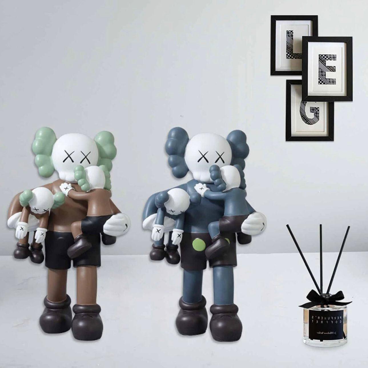 MR KAWS FAMILY ON SHORT ERRAND – VIIVAZ