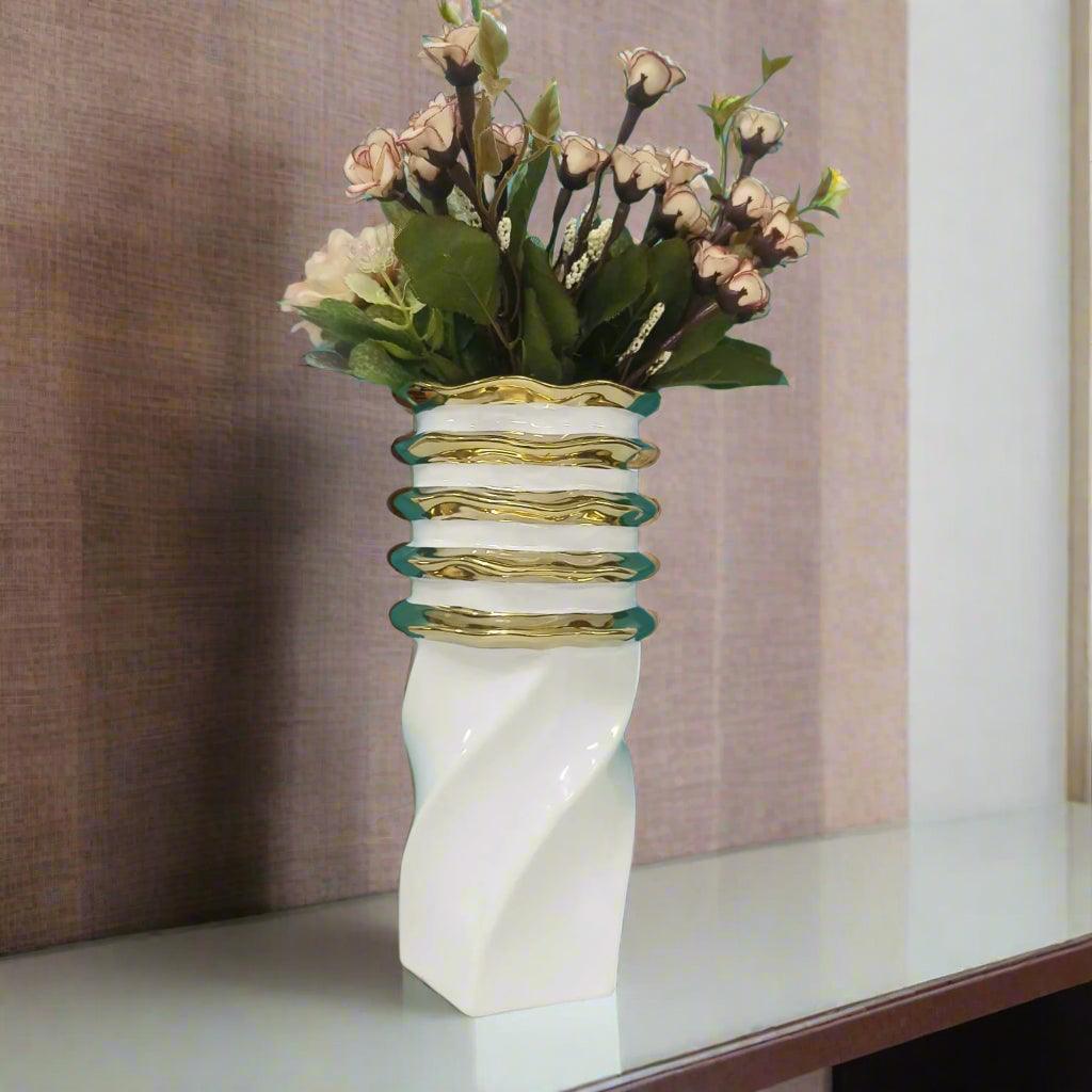 Wave Vase with a Ring