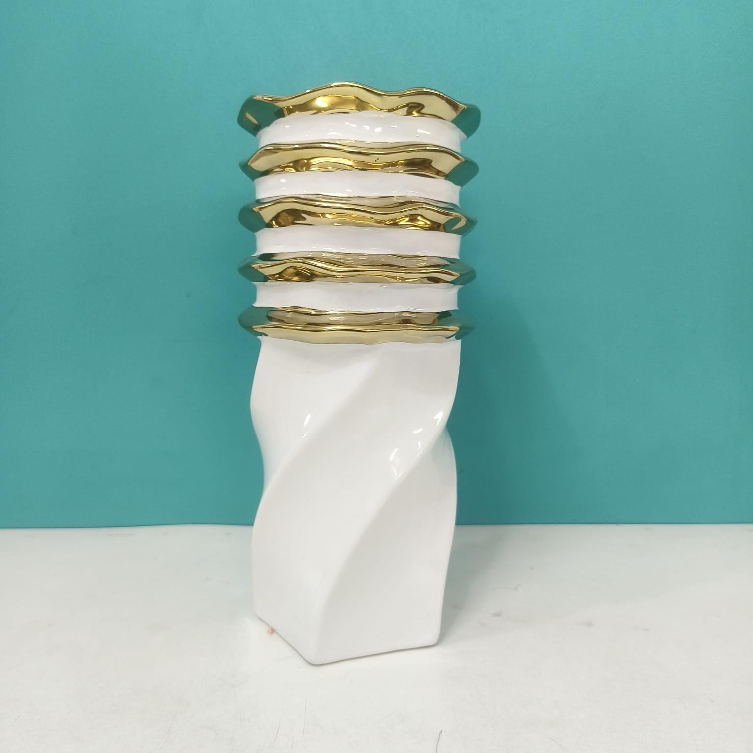 Wave Vase with a Ring