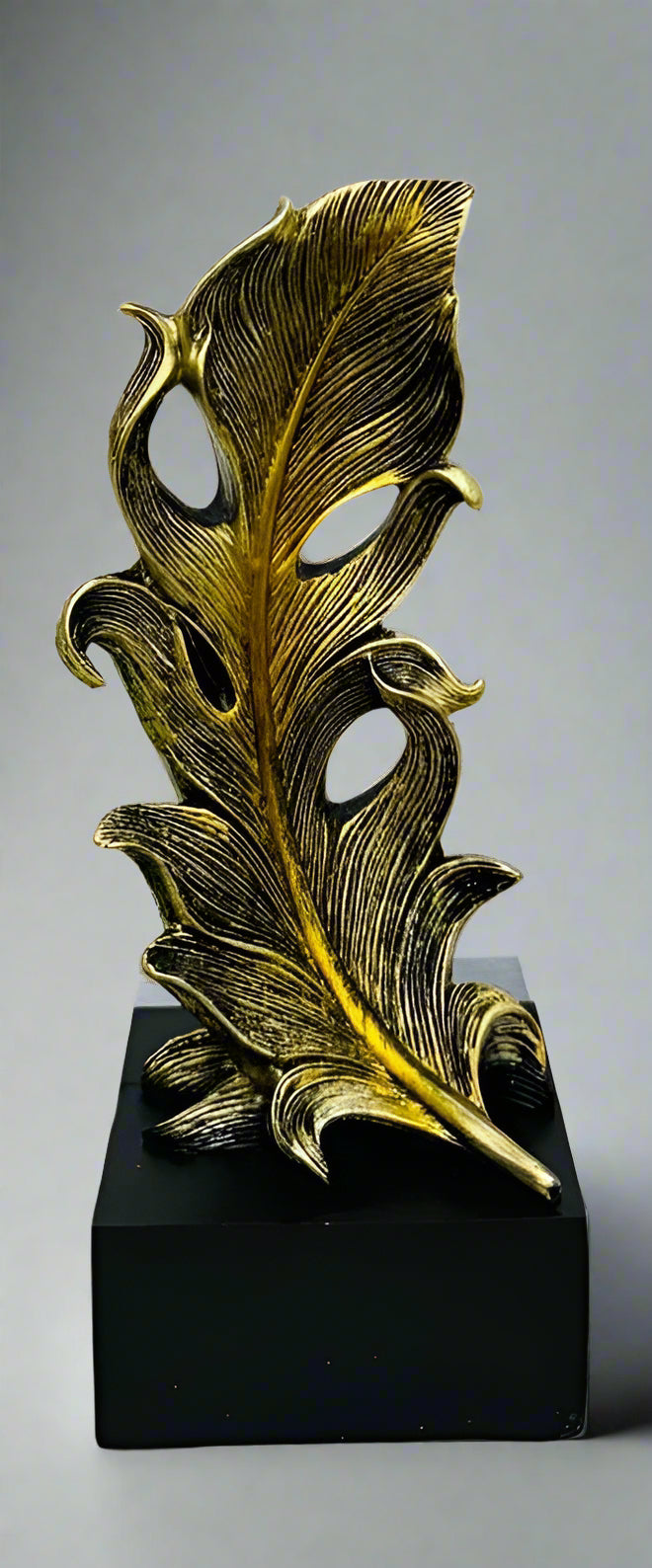 Elegant Feather Decor