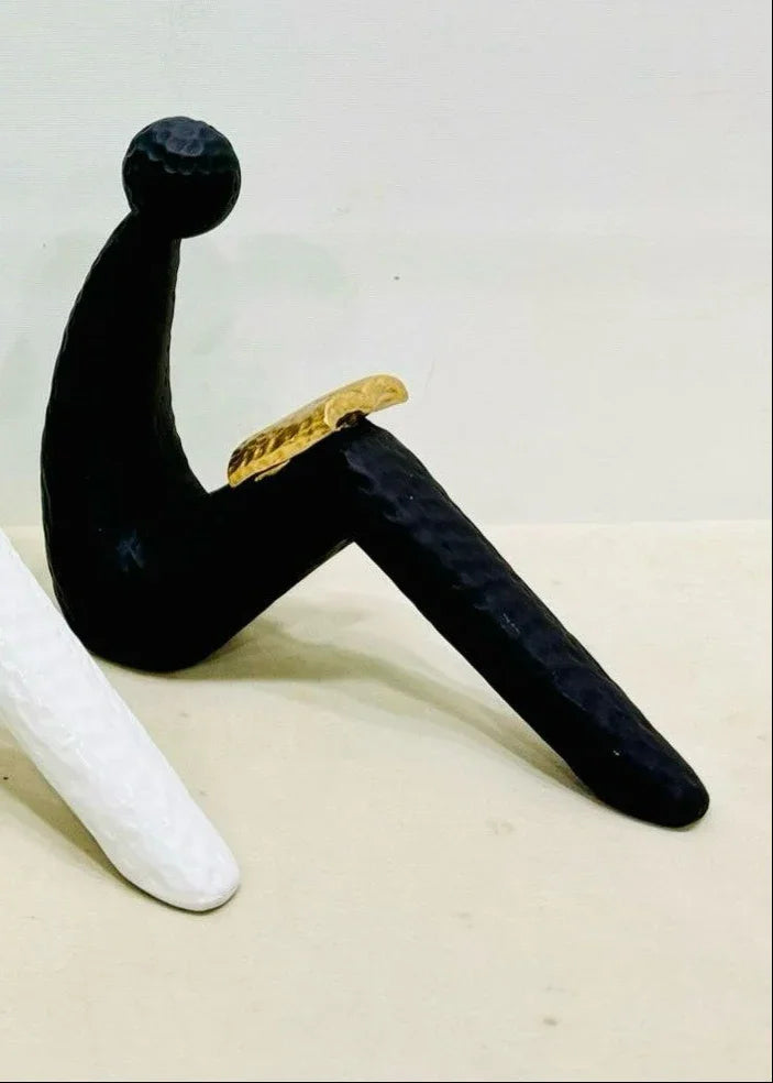 Silent Chapters – The Reading Man