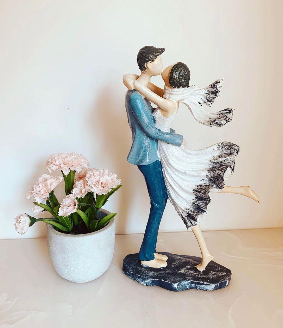 Kissing Couple Figurine